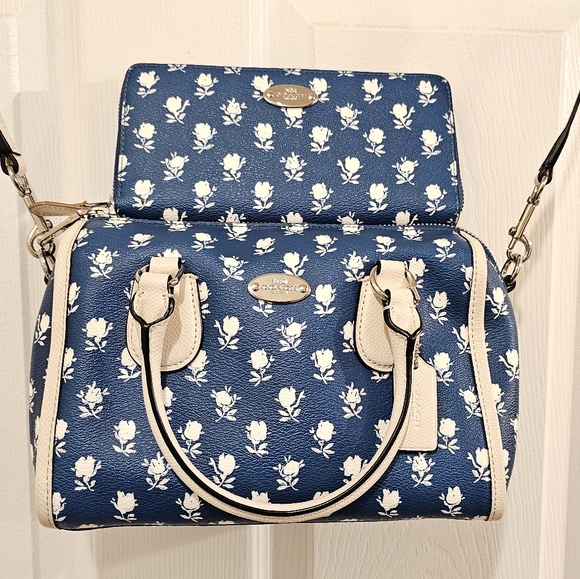 Coach Handbags - Coach EUC Badlands Blue and White Floral Crossbody Set With Matching Wallet